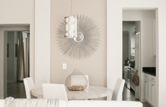 Ronde witte eettafel met witte stoelen